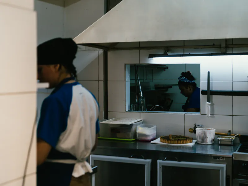 Panadería de honesto en Independencia 180: el equipo trabajando entre mesadas y hornos
