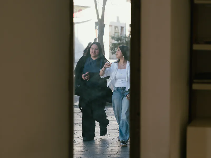Puerta abierta de honesto con la calle Independencia y gente pasando al fondo